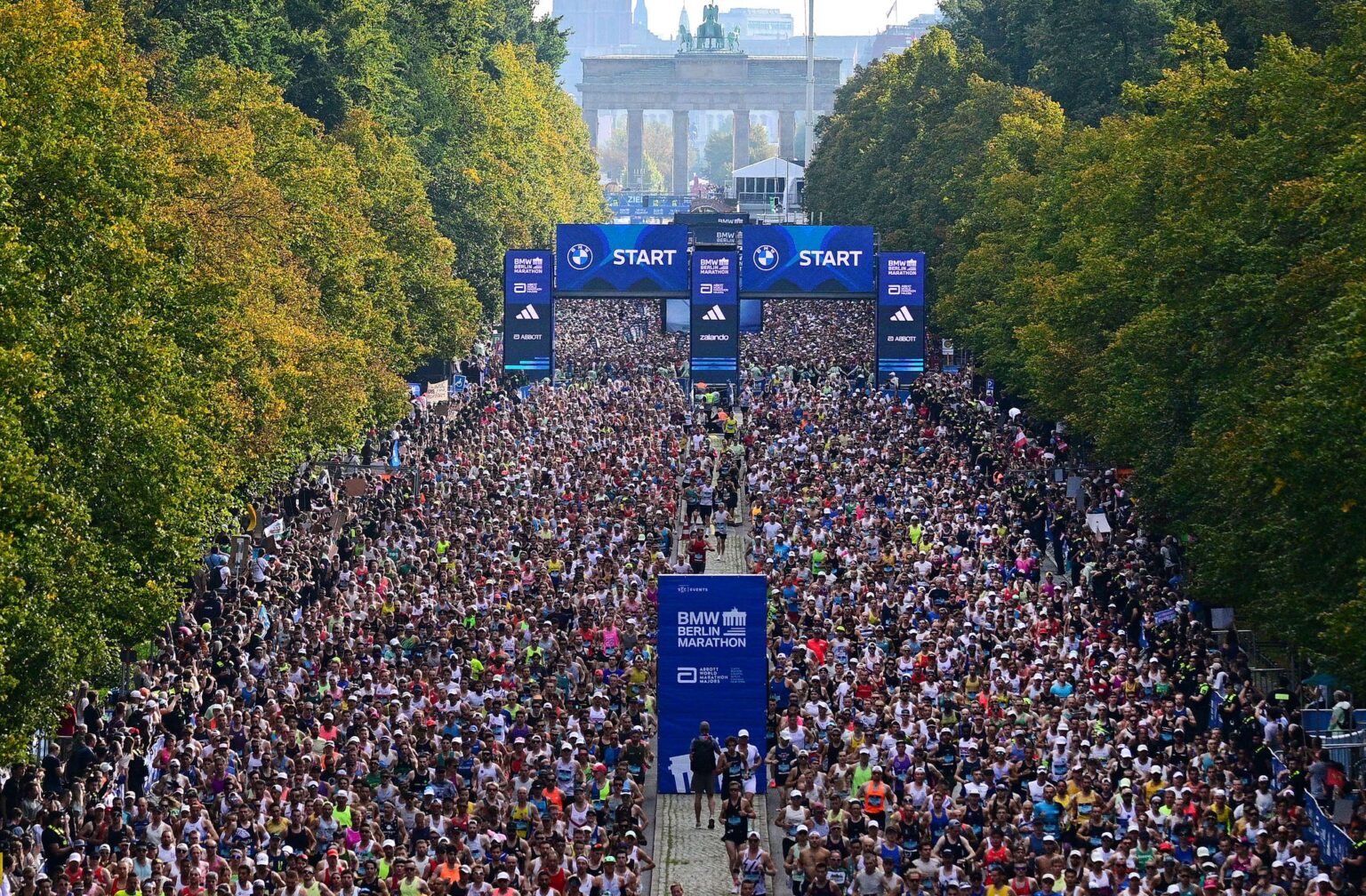 Tausende Hobbyläufer werden auch am Sonntag wieder auf den Straßen Berlins unterwegs sein. (Archivbild)