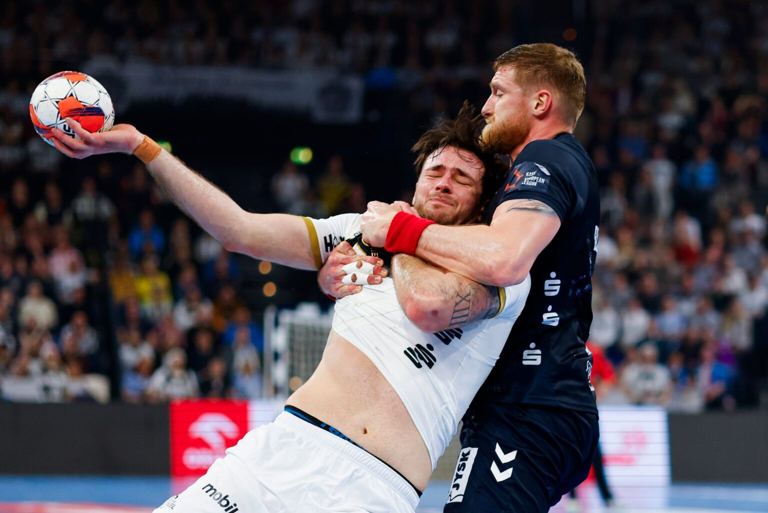 Kiels Veron Nacinovic (l) und Flensburgs Blaz Blagotinsek kämpfen um den Ball. (Archivbild)