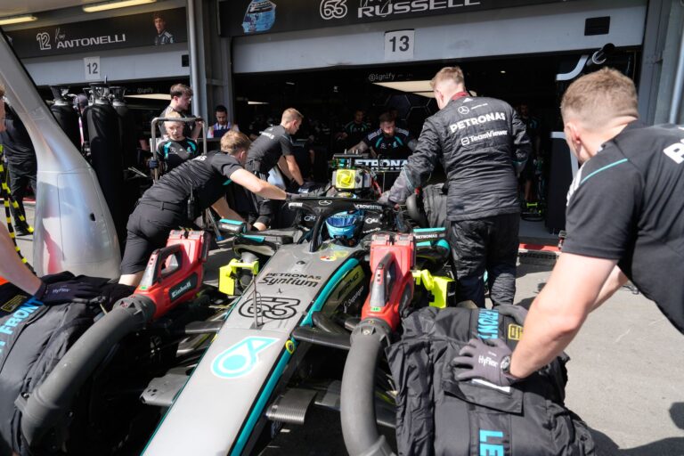George Russell gibt in Baku zunächst das Tempo vor.