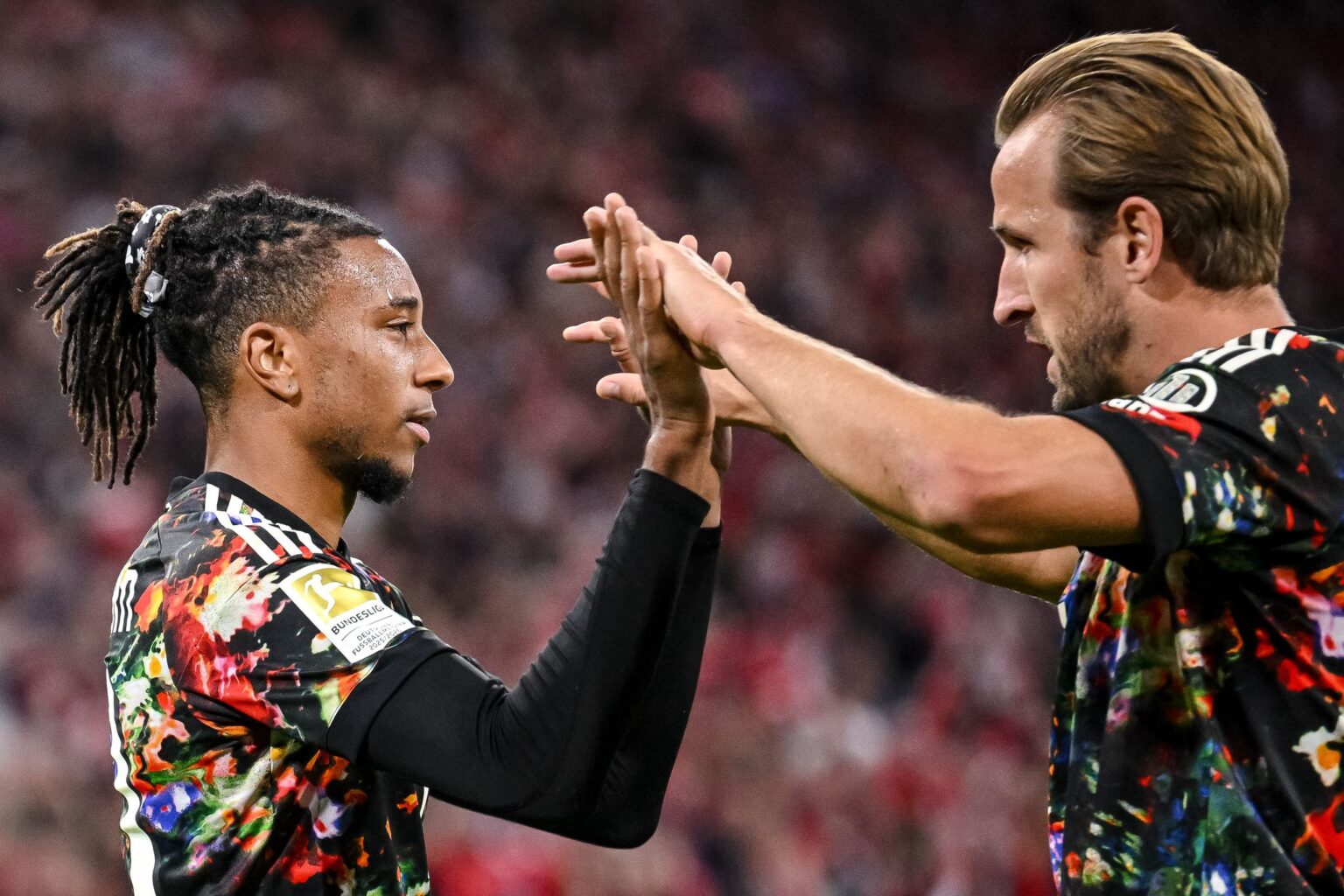 Das Münchner Fünf-Tore-Duo: Michael Olise (l) und Harry Kane feiern sich.