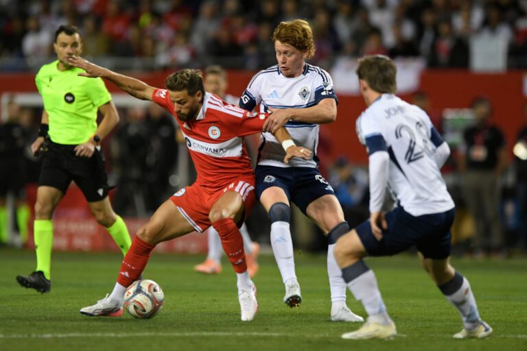 Vancouvers Oliver Larraz im Zweikampf mit Philip Zinckernagel von Chicago Fire (l).