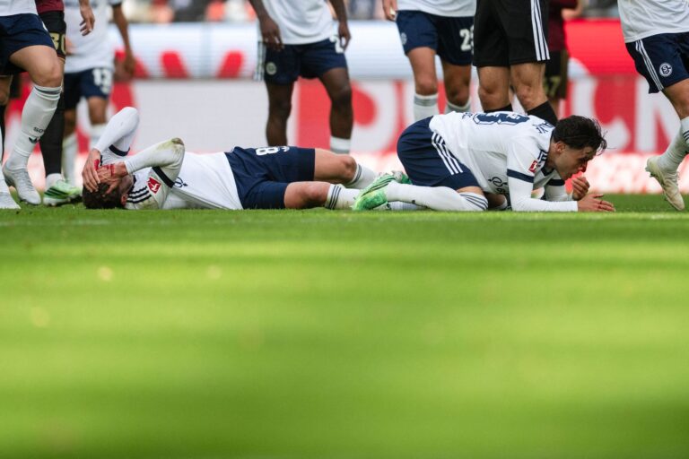 Robin Gosens und Soufiane El-Faouzi müssen nach einem Kopfzusammenstoß behandelt werden.
