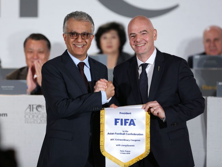 Gianni Infantino (r) mit Salman bin Ibrahim al-Chalifa, Chef des asiatischen Fußballverbands. (Archivbild)