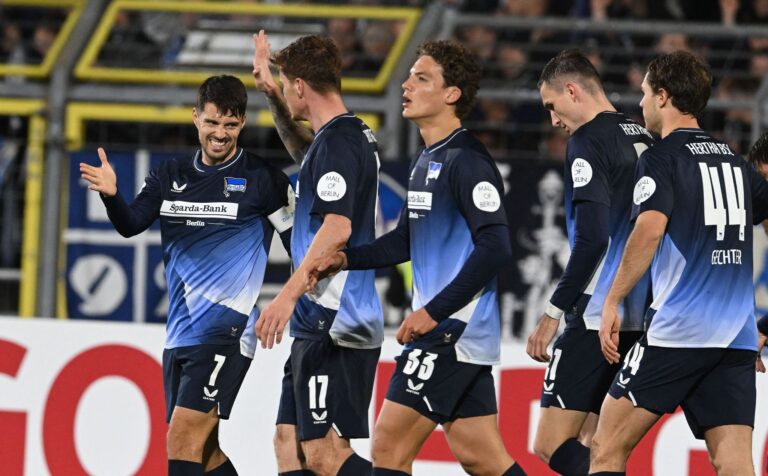 Die Hertha-Profis bejubeln das 1:0 durch Kapitän Josip Brekalo.