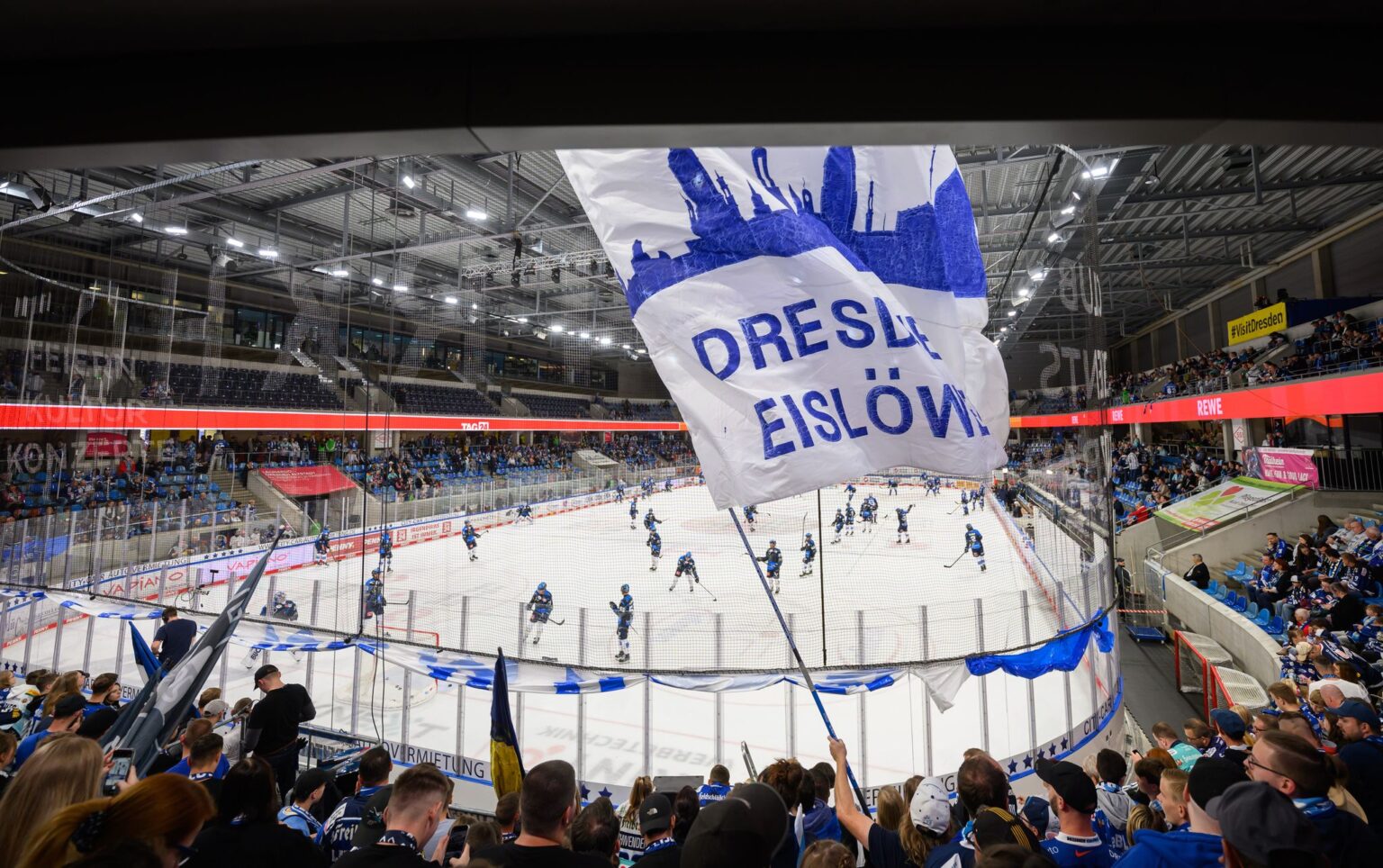 Die Joynext Arena der Eislöwen musste nach einem Alarm evakuiert werden. (Archivbild)