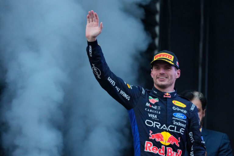 Lange hat er warten müssen, umso größer die Freude nach dem ersten Saisonsieg bei Max Verstappen.