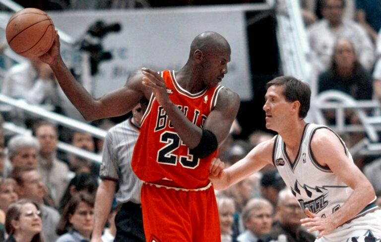 Für dieses Jordan-Trikot aus den NBA-Finals 1998 ist ein Rekord-Preis bezahlt worden. (Archivbild)