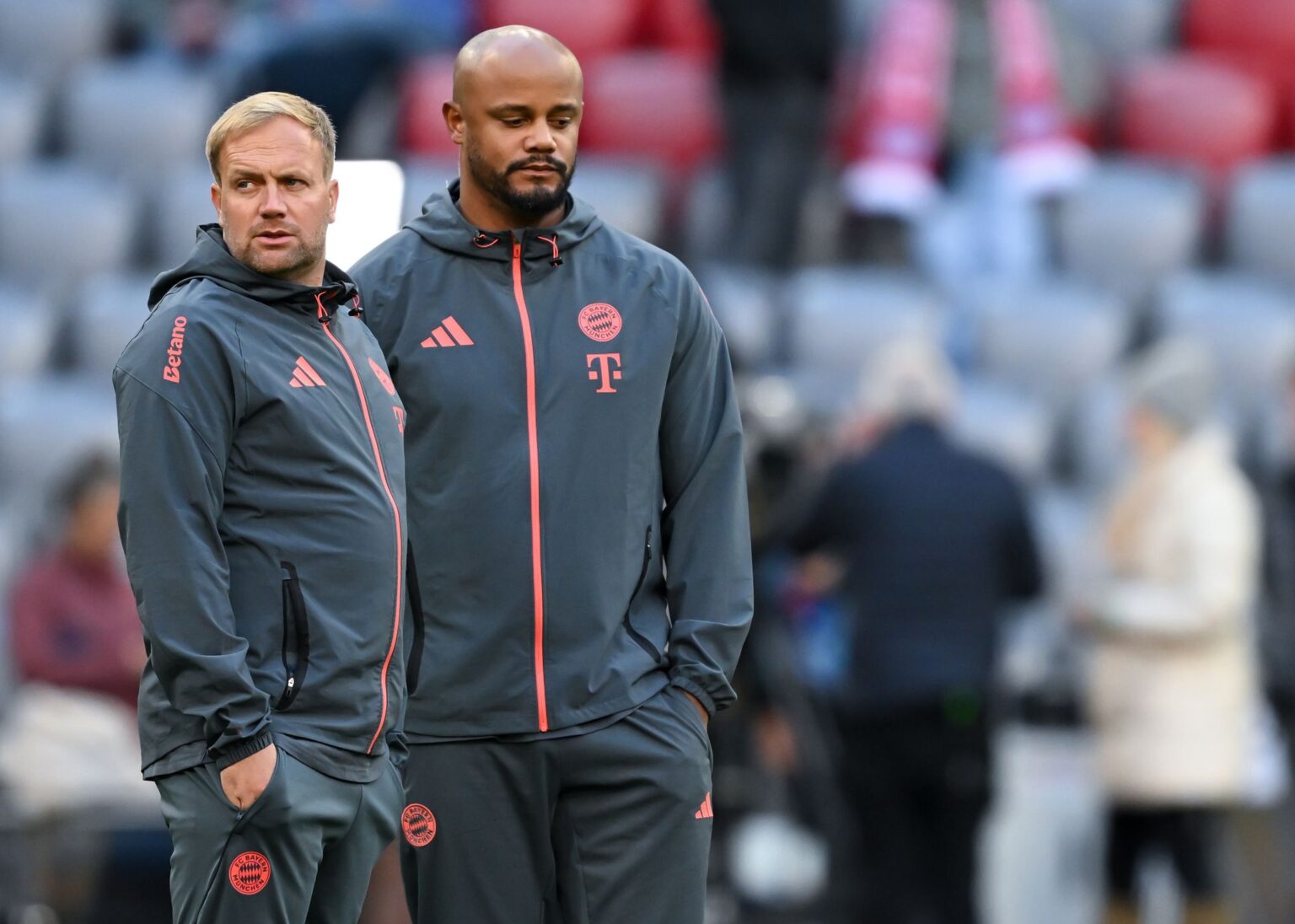Der Chef (r) und sein Assistent.