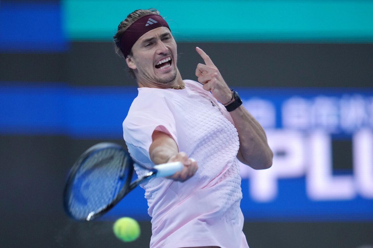 Alexander Zverev kassiert eine bittere Niederlage gegen Novak Djokovic.