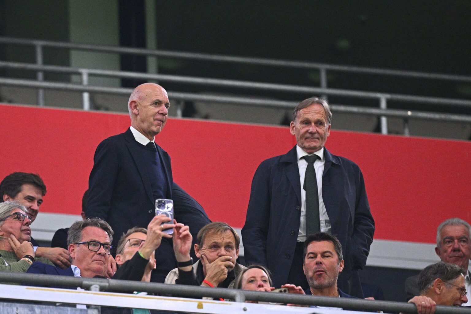 Bernd Neuendorf und Hans-Joachim Watzke (r) sprechen sich gegen Gianni Infantino aus. (Archivbild)