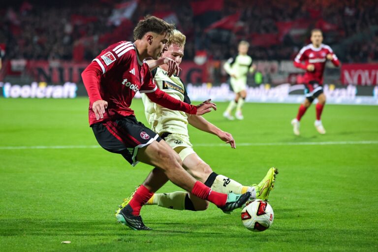 Nürnbergs Fernandez (vorne) im Zweikampf mit Kaiserslautern-Profi Haas.