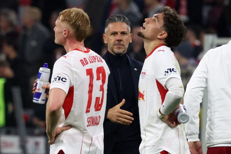 Die Leipziger von Trainer Martin Demichelis (Mitte) hatten gegen den FC Bayern keine Chance.