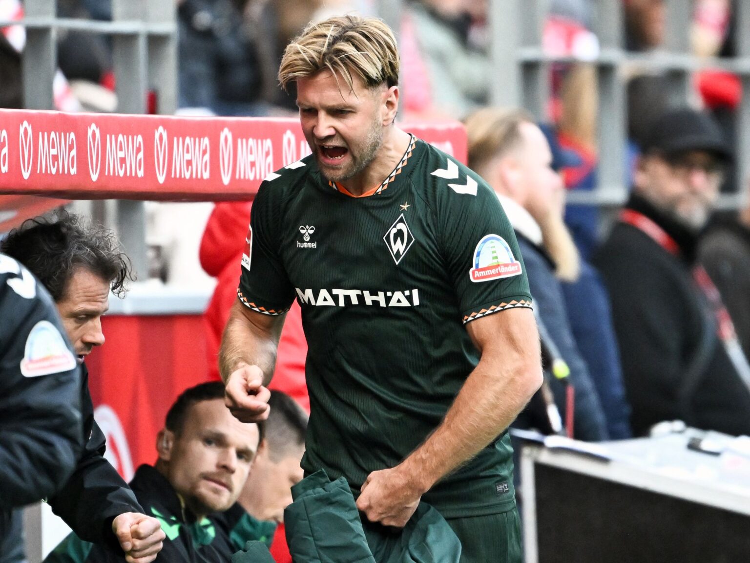 Niclas Füllkrug sieht die Debatte um ein mögliches DFB-Comeback locker.
