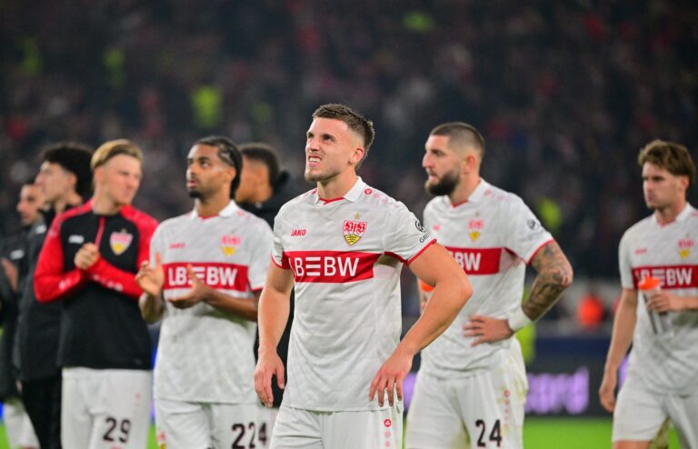Ermedin Demirovic (M.) und seine VfB-Kollegen kurz nach dem Abpfiff.