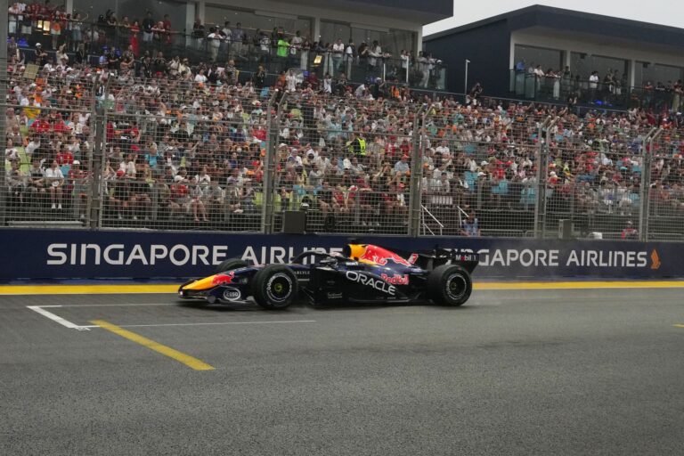 Max Verstappen gewinnt den Sprint in Singapur.
