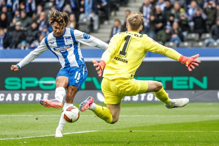 Adewumi (l) scheitere kurz vor der Pause an Kersken.