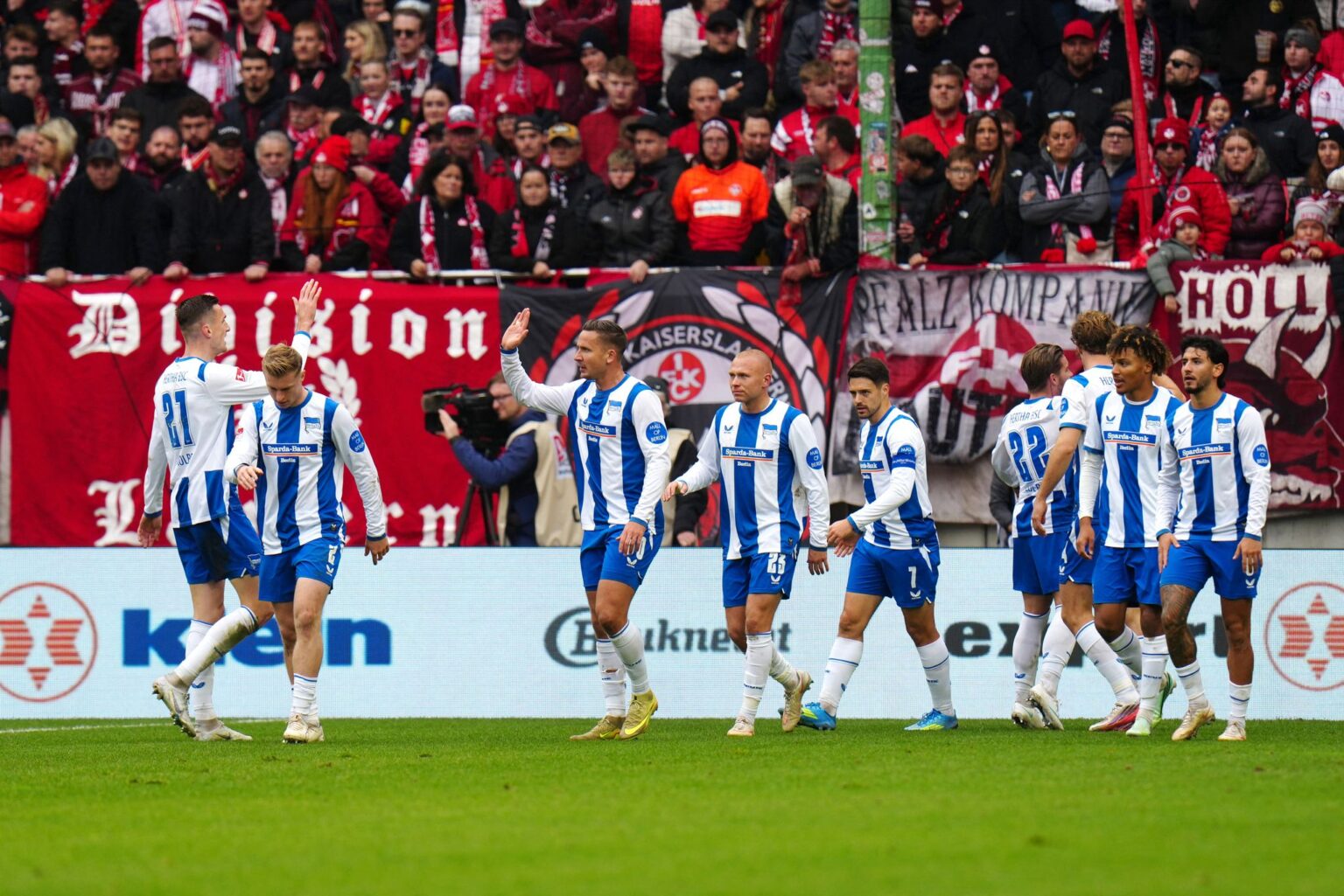 Die Spieler von Hertha BSC jubeln über den Treffer zum 1:0 von Sebastian Grönning.