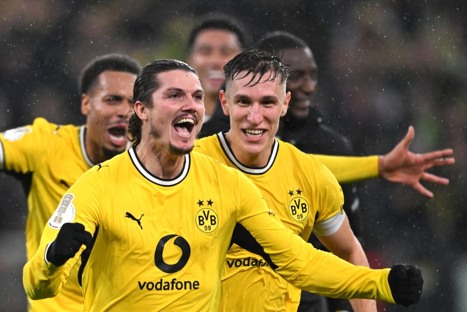 Marcel Sabitzer (l) schoss Borussia Dortmund per direkt verwandeltem Freistoß zum Sieg, Nico Schlotterbeck gab ihm zuvor einen anderen Ratschlag.