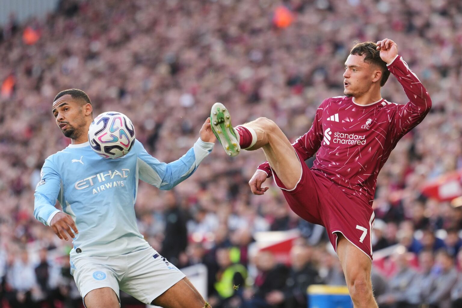 Florian Wirtz (r) tut sich beim FC Liverpool weiter schwer.