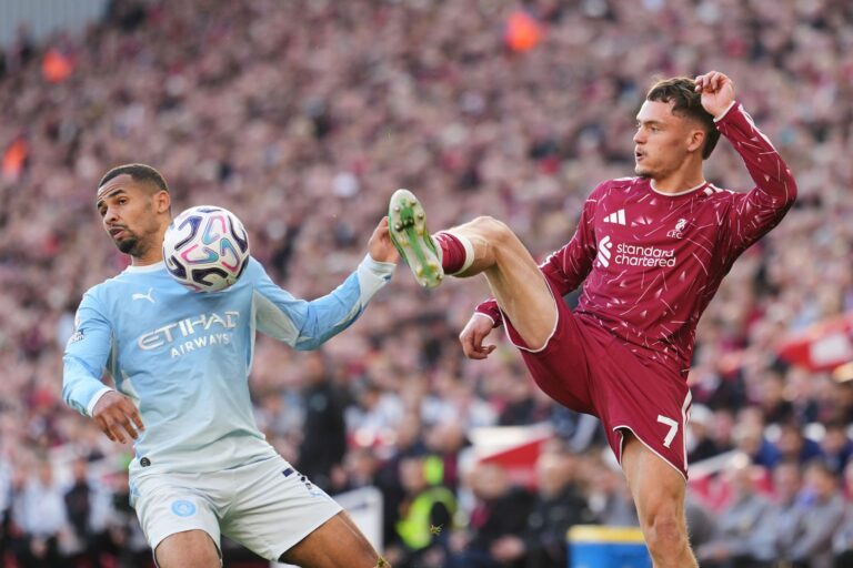Florian Wirtz (r) tut sich beim FC Liverpool weiter schwer.