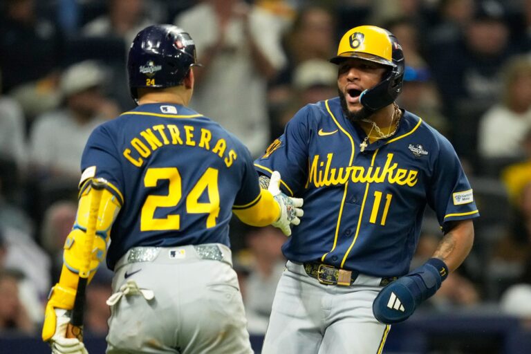 Jackson Chourio (r.) spielt eine historisch gute World Series für die Brewers.