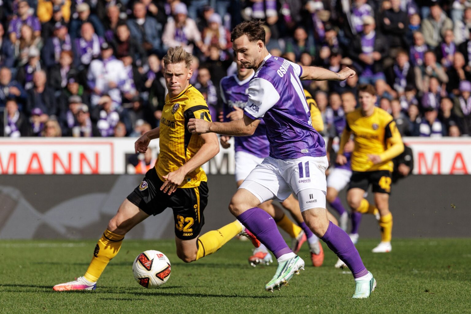 Jonas Sterner (links, Dynamo Dresden) im Zweikampf mit Robin Meißner (VfL Osnabrück).