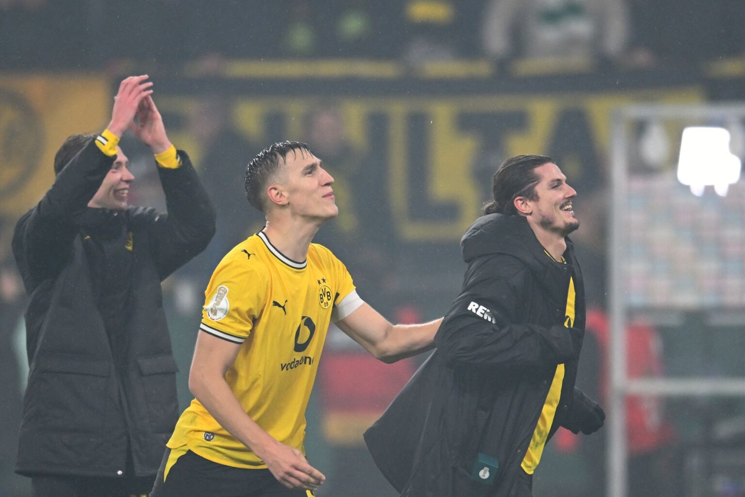 Feierten nach dem Last-Minute-Sieg im Pokal gemeinsam vor der Dortmunder Südtribüne: Nico Schlotterbeck (l) und Marcel Sabitzer.