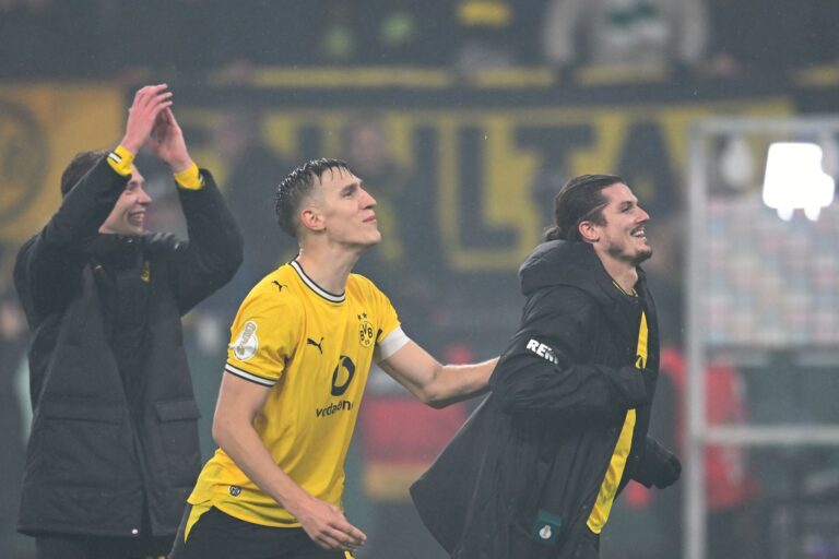Feierten nach dem Last-Minute-Sieg im Pokal gemeinsam vor der Dortmunder Südtribüne: Nico Schlotterbeck (l) und Marcel Sabitzer.