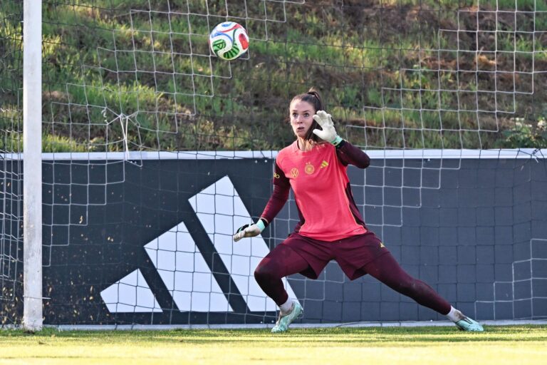 Herausforderin im Tor der DFB-Auswahl: Ena Mahmutovic.