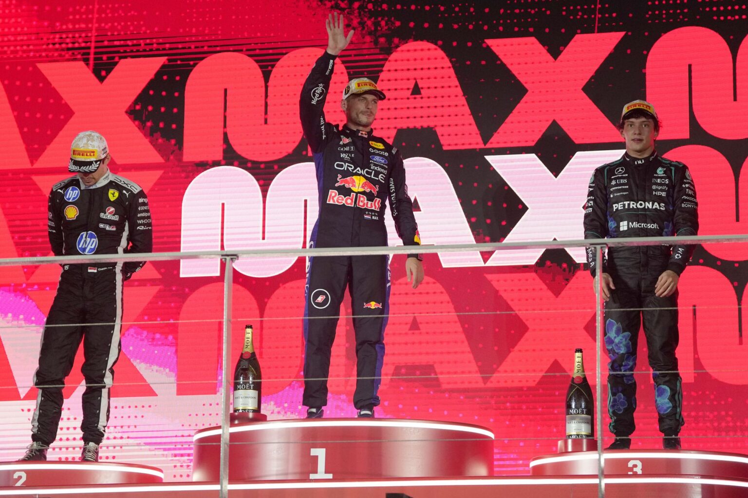 Max Verstappen (M) ist in Singapur wieder der Alte.