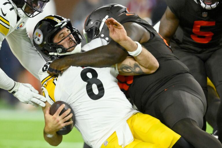 Steelers-Quarterback Aaron Rodgers wird von einem Cleveland-Verteidiger zu Fall gebracht.