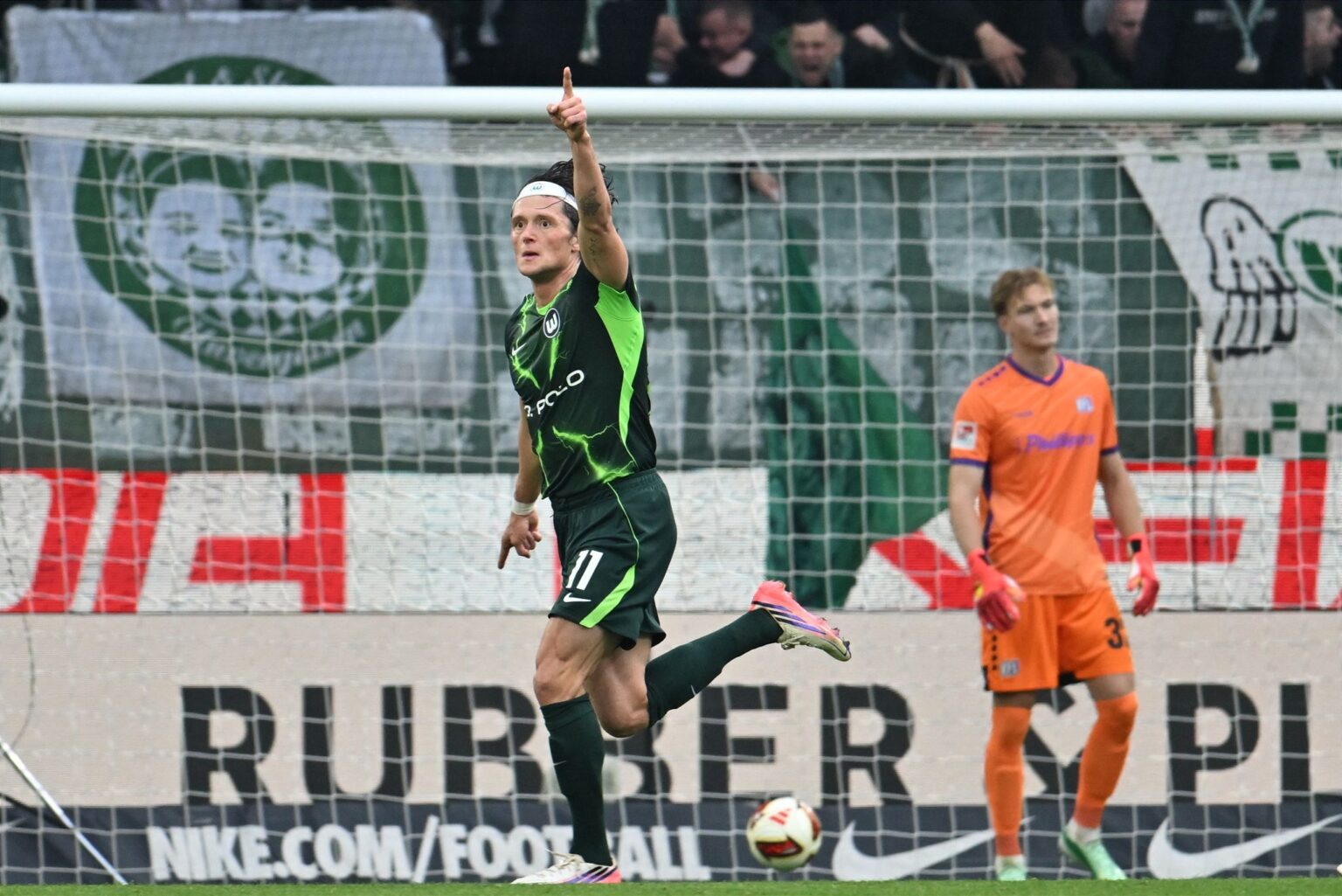 Wolfsburgs Fabian Reese jubelt über sein Tor zum 1:0 gegen Osnabrück.