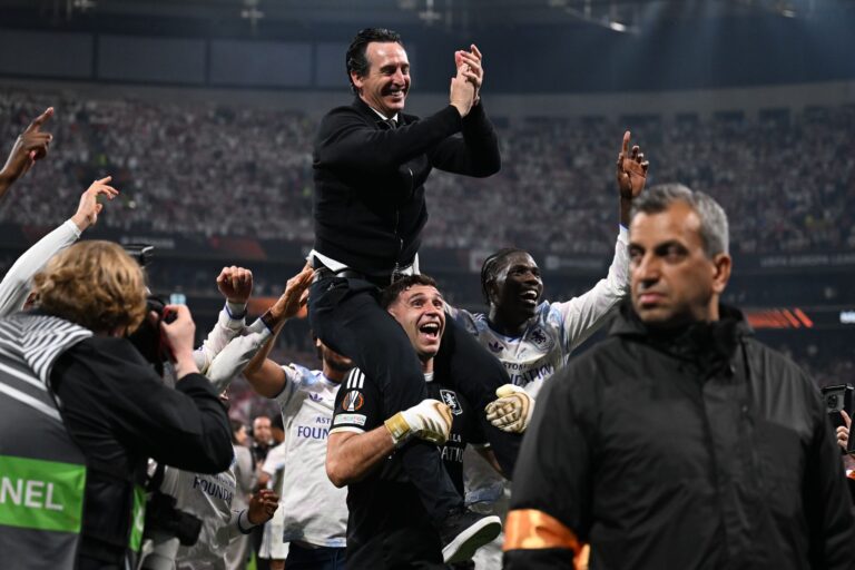 Emiliano Martínez feierte im Mai mit Trainer Unai Emery auf den Schultern Aston Villas Sieg in der Europa League.
