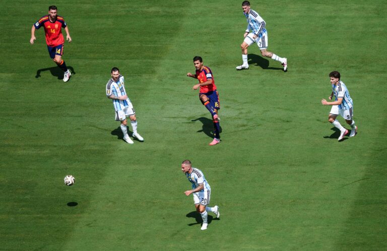 Spaniens Rodri spielt im WM-Finale einen Pass an den argentinischen Gegenspielern vorbei. (Archivbild)