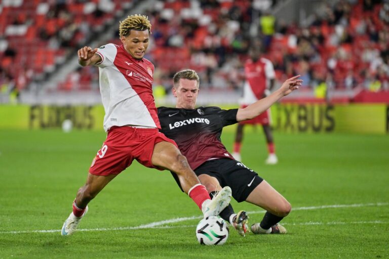 Pech für Matthias Ginter (r) und seine Kollegen: Paris Brunner trifft auch im Spiel gegen den SC Freiburg.