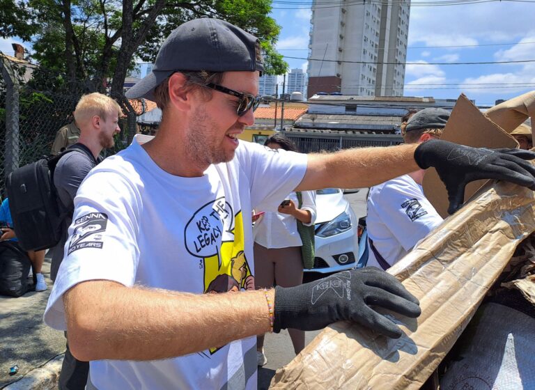 Sebastian Vettel packt auch selbst mit an. (Archivbild)