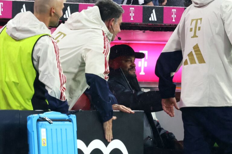 Verfolgte das Spiel seiner Bayern gegen Leipzig im Sitzen: Coach Vincent Kompany.