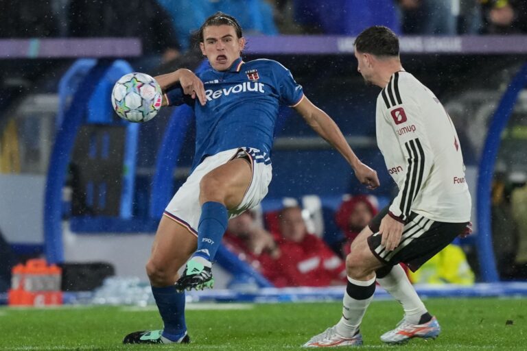 Comos Nico Paz (links) machte zwei Tore gegen Manchester United.