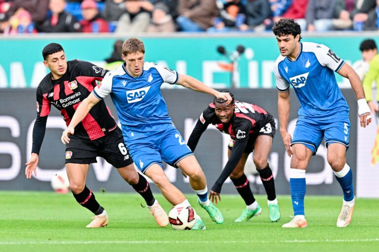 Da hatte er sein Trikot noch an: Alexander Prass (M).