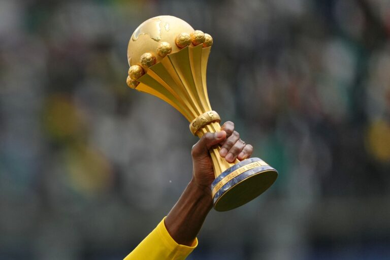 Wird weiter alle zwei Jahre vergeben: die Afrika-Cup-Trophäe. (Archivbild)