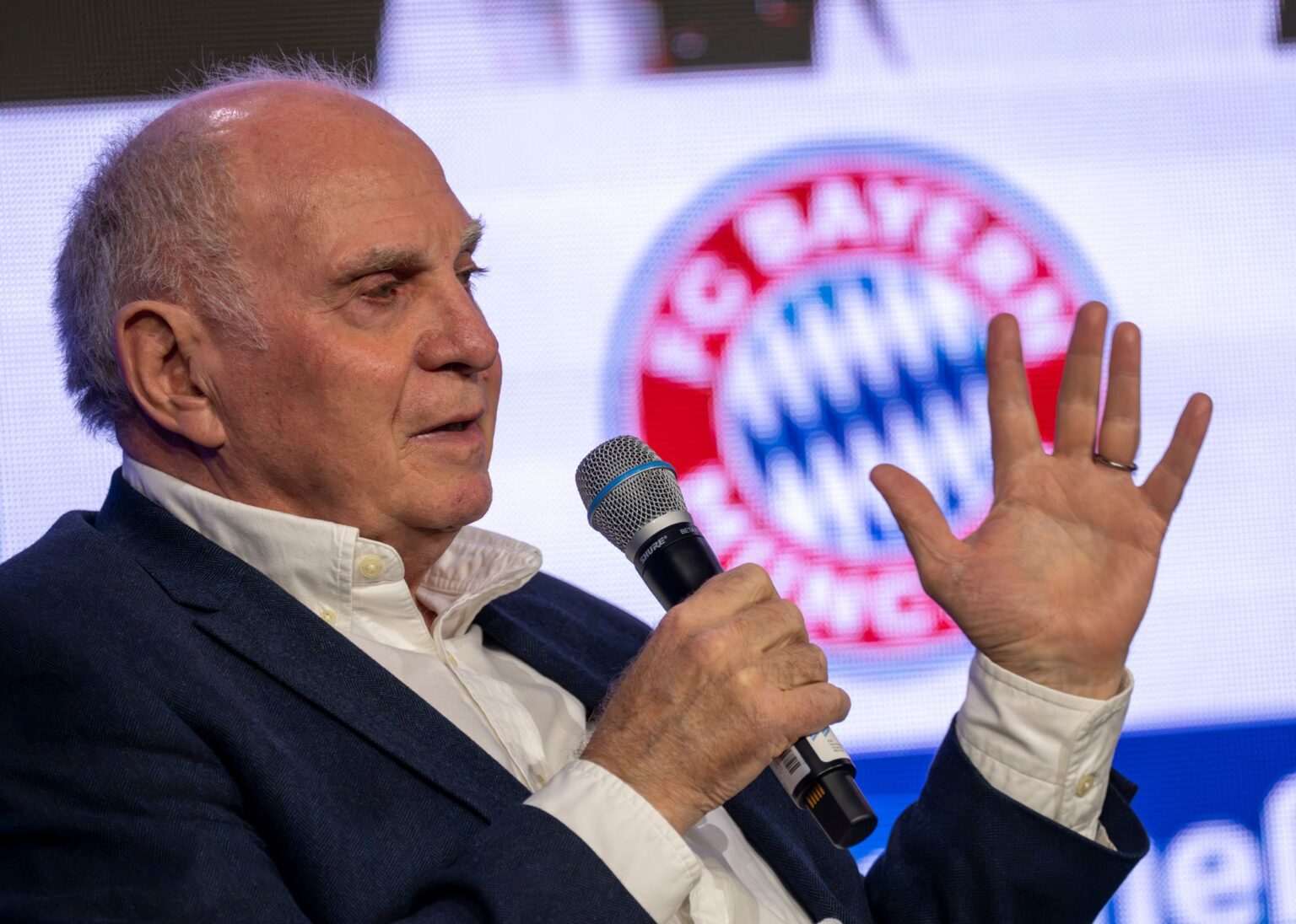 Bayern-Ehrenpräsident Uli Hoeneß hat Kritik an Jung-Nationalspieler Lennart Karl geübt. (Archivbild)