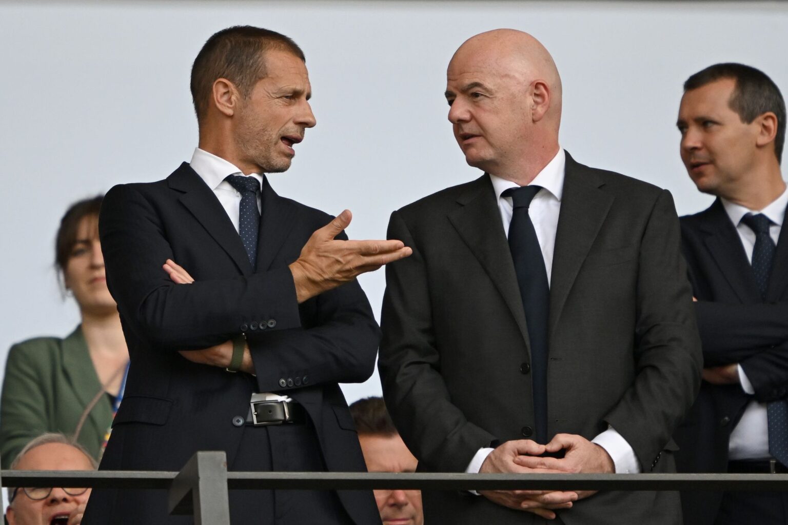 Aleksander Ceferin (l) will UEFA-Präsident bleiben und fordert nicht Gianni Infantino (r) heraus.