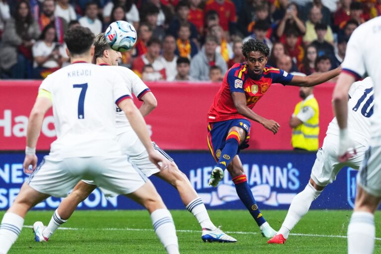 Lamine Yamal erzielt den Führungstreffer für Spanien.