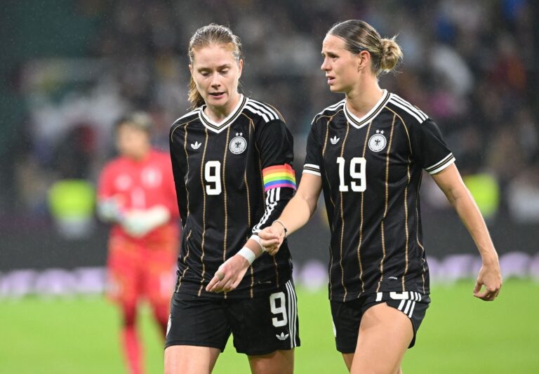 Nächster Stopp Südamerika: Klara Bühl (r) und Sjoeke Nüsken gehen mit dem DFB-Team auf große Reise.