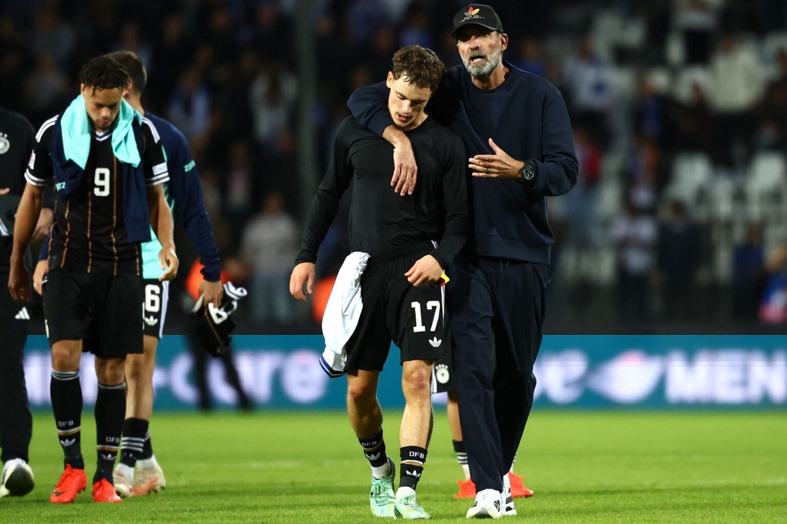 Jürgen Klopp als Umarmer und Menschenfänger, wie nach dem Spiel mit Kapitän Florian Wirtz.