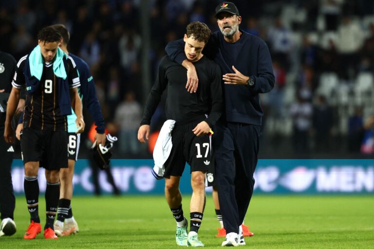 Jürgen Klopp als Umarmer und Menschenfänger, wie nach dem Spiel mit Kapitän Florian Wirtz.