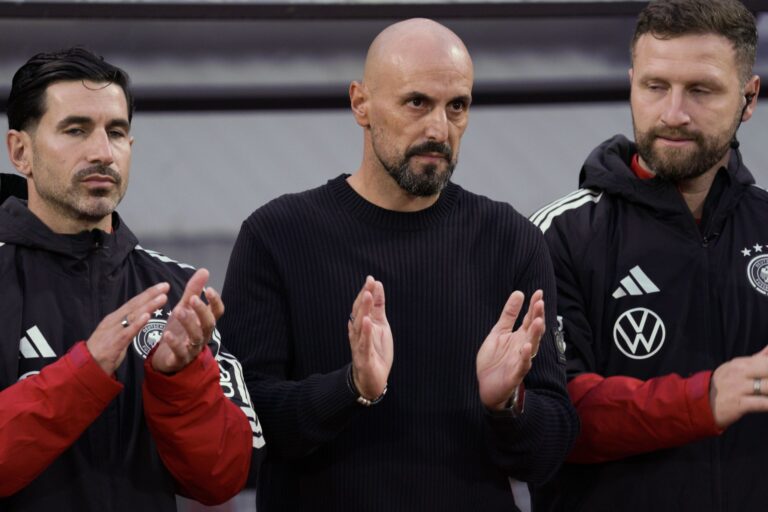 Trainer Antonio Di Salvo (M.) wurde im ostwestfälischen Paderborn geboren. (Archivbild)