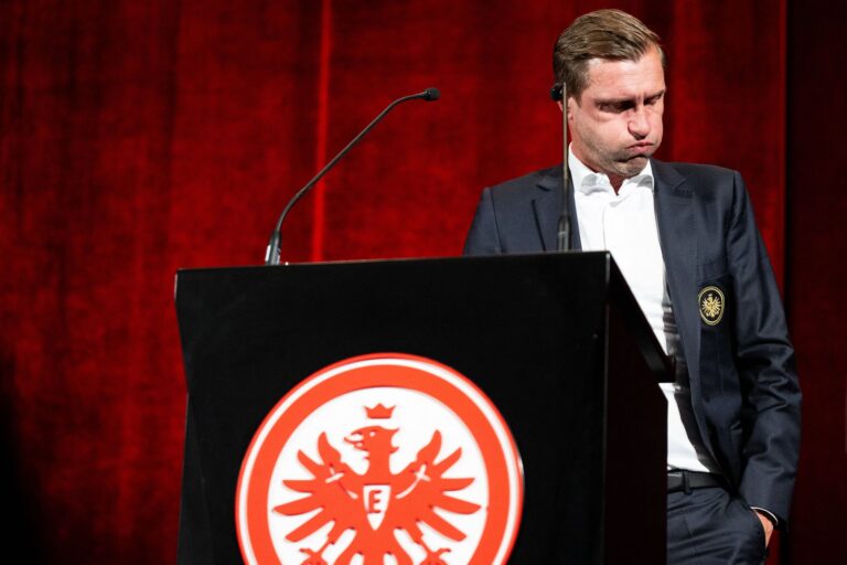 Eintracht Frankfurt hat die Suche nach einem Nachfolger von Sportvorstand Markus Krösche auf zwei Kandidaten eingegrenzt. (Archivbild)