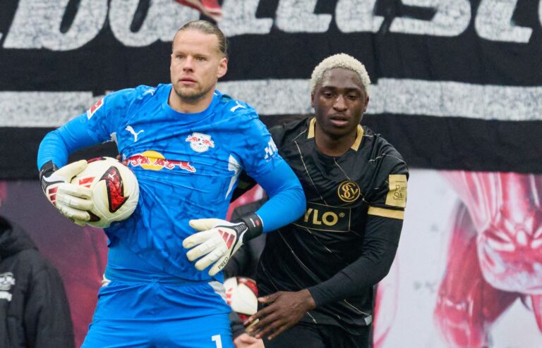 Zwei der auffälligsten Aklteure der ersten Halbzeit: Torwart Orjan Nyland (RB Leipzig, l) und David Mokwa (SV 07 Elversberg).