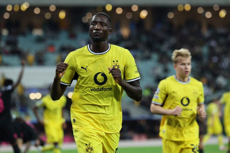 Guirassy bejubelt das frühe Führungstor des BVB.